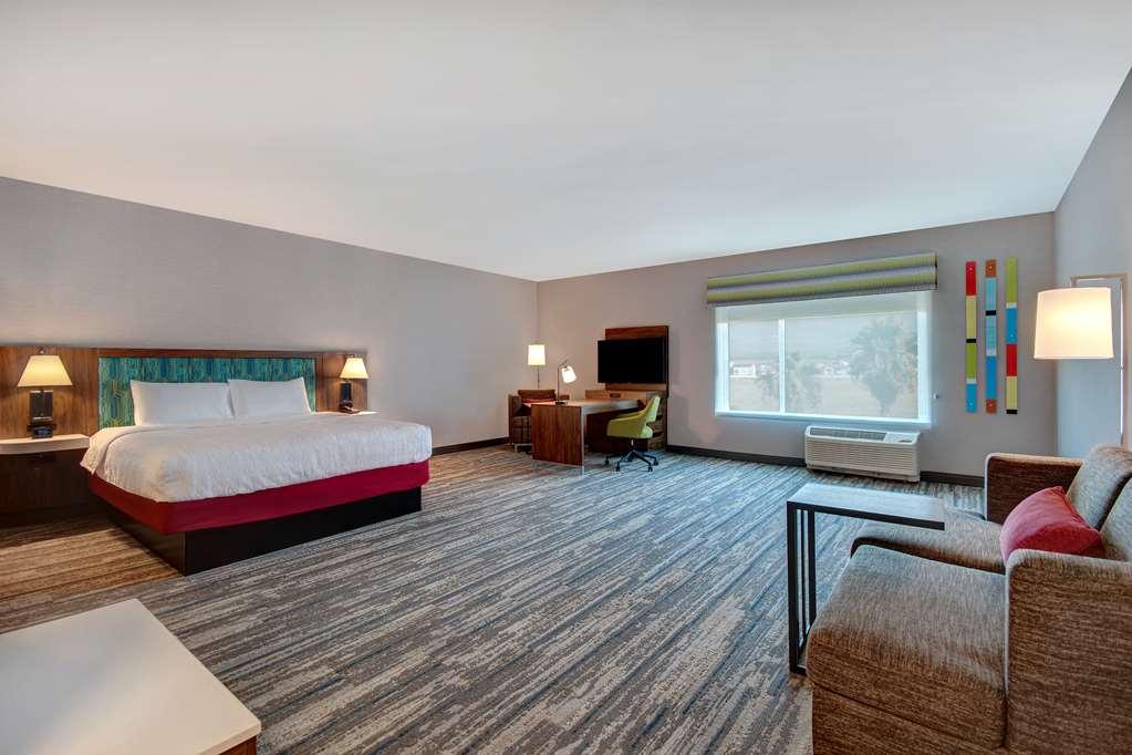 Hampton Inn & Suites Ontario Ранчо-Кукамонга Номер фото