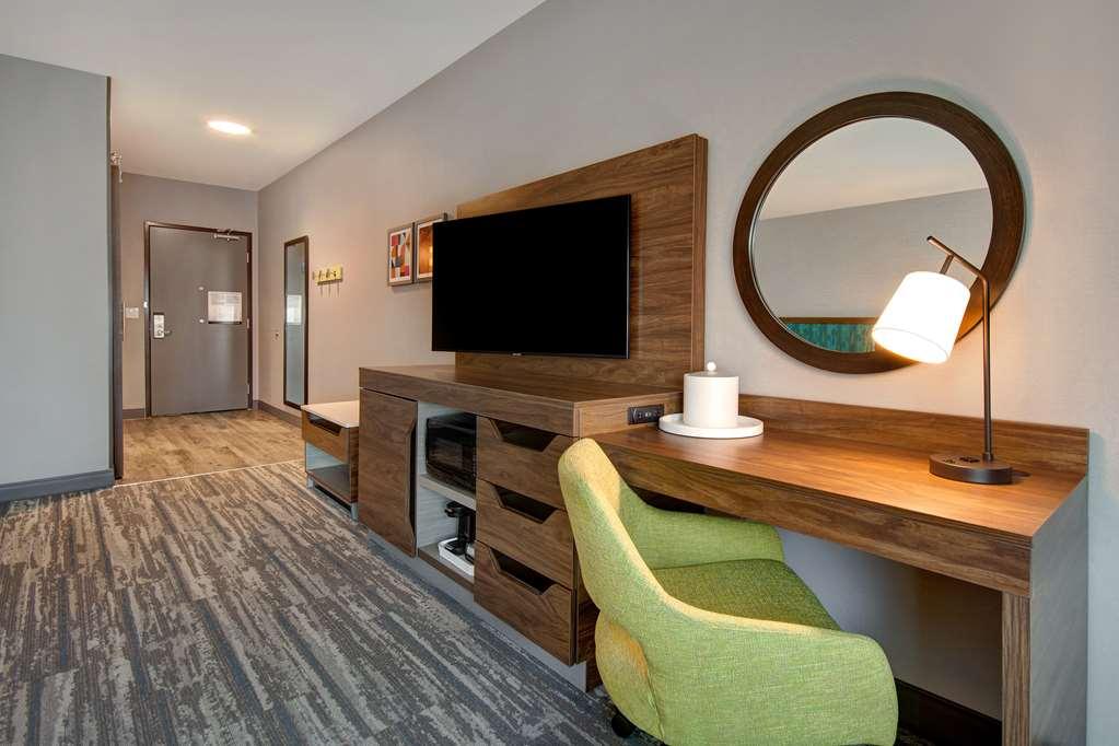Hampton Inn & Suites Ontario Ранчо-Кукамонга Номер фото