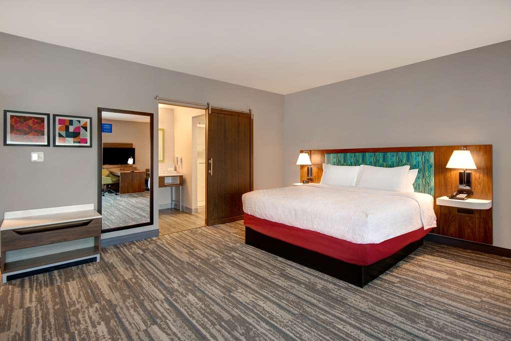 Hampton Inn & Suites Ontario Ранчо-Кукамонга Номер фото